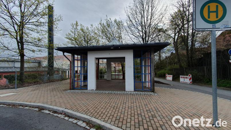 Das Buswartehäuschen vor der Grund- und Mittelschule in Erbendorf. Die Buswartehäuschen waren Thema im Erbendorfer Stadtrat. Bild: kaz