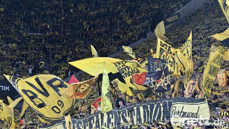 Mit wehenden Fahnen Richtung Meisterschaft: Die Oberpfälzer Dortmund-Fans sind noch etwas zurückhaltend. Bild: Bernd Thissen/dpa