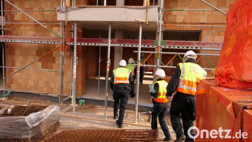 Baustellenkontrolle durch die Finanzkontrolle Schwarzarbeit des Zolls (FKS) Bild: Hauptzollamt Regensburg