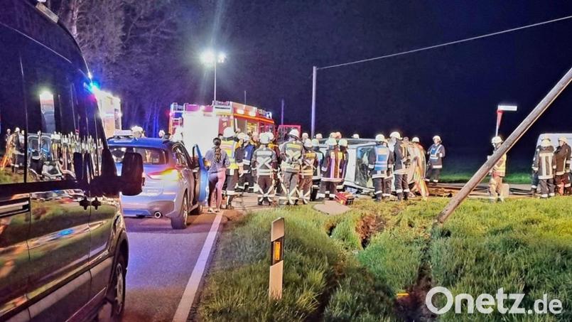 Aus ungeklärter Ursache kam am Dienstagabend ein 57-Jähriger mit seinem Auto zwischen Kemnath am Buchberg und Holzhammer von der Straße ab. Bild: Feuerwehr Freudenberg-Wutschdorf