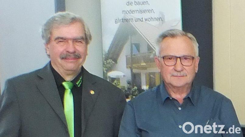 Mit dem Großen Goldenen Ehrenzeichen des Landesverbandes Bayern wurden Bezirksvorsitzender Reinhard Ott aus Ensdorf (links) und Georg Strecker aus Fuchsstein-Speckmannshof (rechts) ausgezeichnet. Bild: St. Zrenner/exb