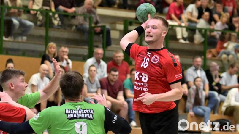 Fabian Rohrbach (rechts) und der HC Sulzbach treten beim HBC Nürnberg an, um womöglich doch noch den Relegationsplatz zu erreichen. Archivbild: Hubert Ziegler
