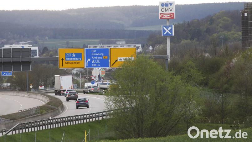 Hier an der B 85 oberhalb der OMV-Tankstelle befindet sich das 5,3 Hektar große Gewerbegebiet &quot;Am Richtfeld&quot;. Dort entstehen in den nächsten Jahren das neue Gründerzentrum und ein Technologie-Campus. Bild: Hirsch