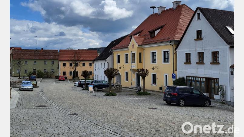 Am Marktplatz von Bad Neualbenreuth soll der Dorfladen errichtet werden. Zuerst soll er im ehemaligen Lebensmittelladen Altnöder (rechts, blaues Haus) unterkommen. Später soll er ins Anwesen am Marktplatz 4 (links, grünes Haus) umziehen. Bild: rti