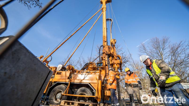 Arbeiter sind an der großen Maschine bei einer Geothermie-Bohrung am Frankfurter Rebstockbad beschäftigt. In Nordbayern gibt es laut Experten ein "hohes theoretisches" Potenzial für Geothermie. Symbolbild: Frank Rumpenhorst