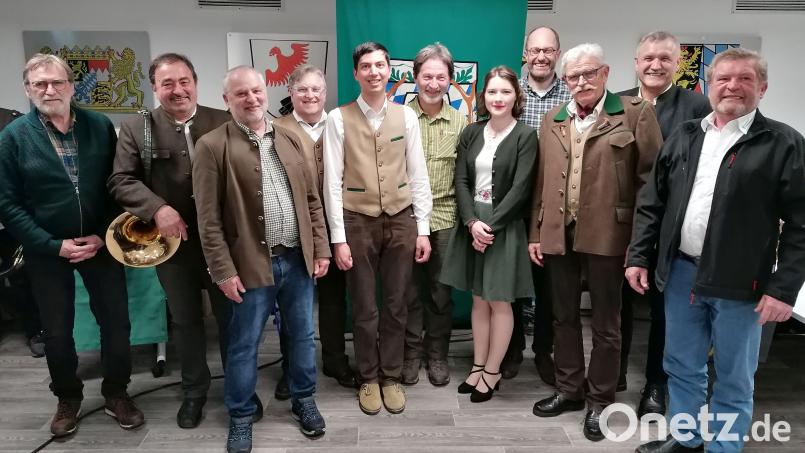 Mit einstimmigem Votum bestätigte die BJV-Kreisgruppe Weiden-Neustadt ihre Führungsmannschaft. Vorsitzender Hans Dittrich (Dritter von links) stellte sich für weitere vier Jahre zur Verfügung. Seine Stellvertreter sind Michael Singer (Fünfter von links) und Florian Schott (Vierter von rechts). Bild: Thomas Schaller