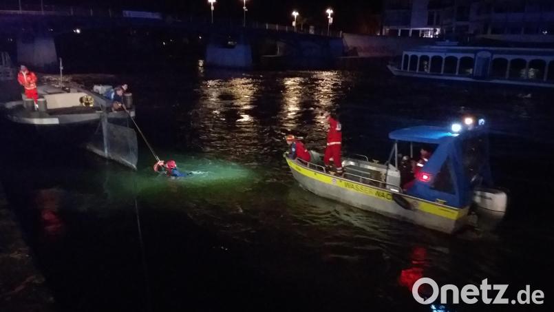 Eine Person wurde aus der Donau gerettet. Bild: Berufsfeuerwehr Regensburg