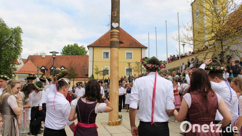 Lintach feiert Kirwa. Natürlich wird dabei auch der Baum ausgetanzt. Archivbild: Michael Weiß
