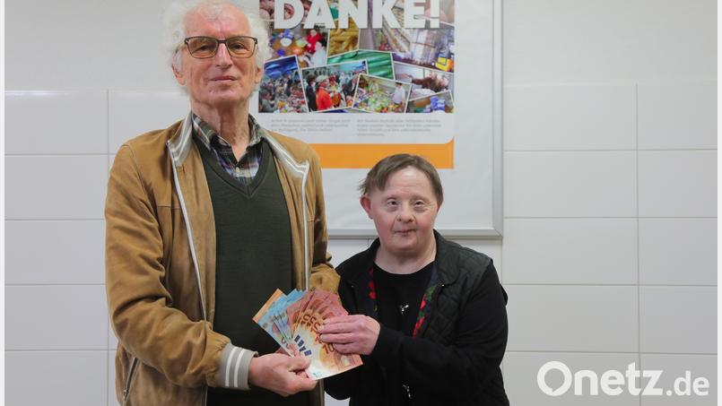 Marianne Schönberger aus Utzhütte bei Kümmersbruck kam anlässlich ihres Geburtstags auf die Idee zweihundert Euro an die Amberger Tafel zu spenden. Über den Geldsegen freute sich Vorsitzender Bernhard Saurenbach. Bild: Wolfgang Steinbacher