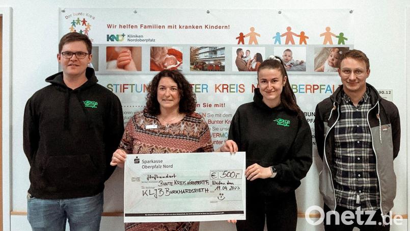 Marina Luttels (Zweite von links) vom Bunten Kreis Nordoberpfalz freute sich über die Spende der KLJB Burkhardsrieth, die Michael Siller, Fabiola Balk und Daniel Neuber (von links) am Klinikum Weiden vorbeibrachten. Bild: Kliniken Nordoberpfalz/exb