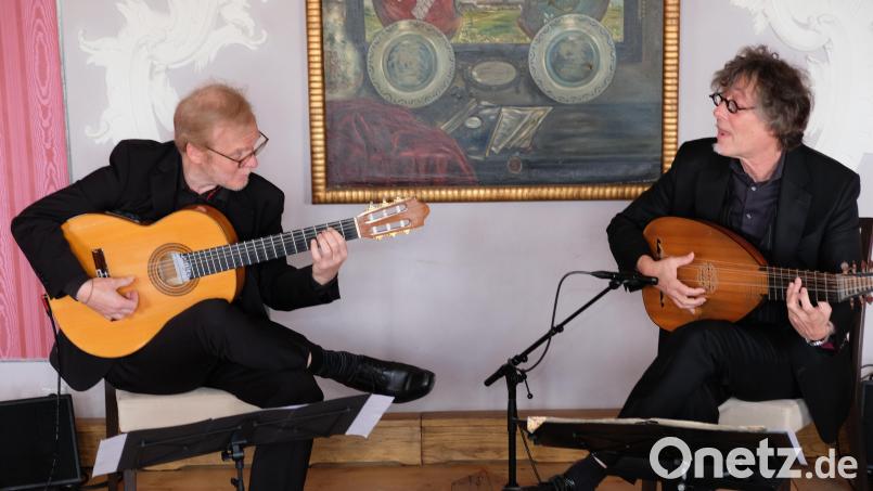 Von der Lautenmusik der Renaissance, über Barock und Klassik bis zum Flamenco bot das Essener Gitarrenduo mit Bernd Steinmann &amp; Stefan Loos ein temperamentvolles Konzertprogramm, von beiden Künstlern humorvoll moderiert Bild: do
