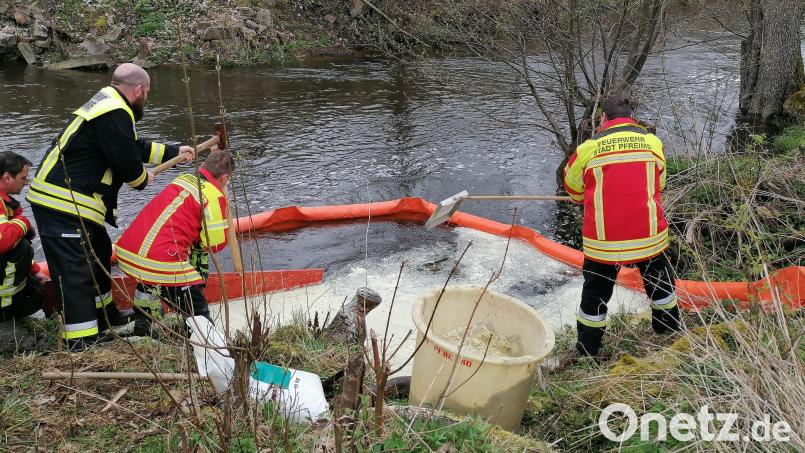 Die Feuerwehr richtete am Fluss Pfreimd eine erste Ölsperre ein, nachdem wegen des Unfalls Diesel ausgelaufen war. Bild: wrl