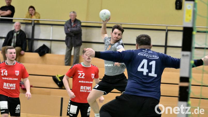 Die HG Amberg (im Bild Moritz Graf beim Wurf) geht ohne Abstiegssorgen ins letzte Spiel. Archivbild: Hubert Ziegler