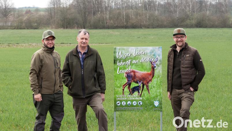 Marco Färber, Josef Märkl und Revierpächter Andreas Oesterreicher (von links) bitten Hundebesitzer, ihre Vierbeiner anzuleinen. Bild: Gemeinde Kulmain/exb