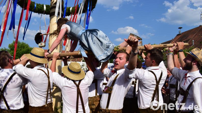 Erinnerungen an die Kirwa 2022 in Illschwang: Die Burschen machten es, dem Oberkirwamoidl Sarah Müller (auf der Leiter) nicht leicht, Bierkrug und Hut für ihren Boum Luis Knarr vom Baum zu holen. Archivbild: no