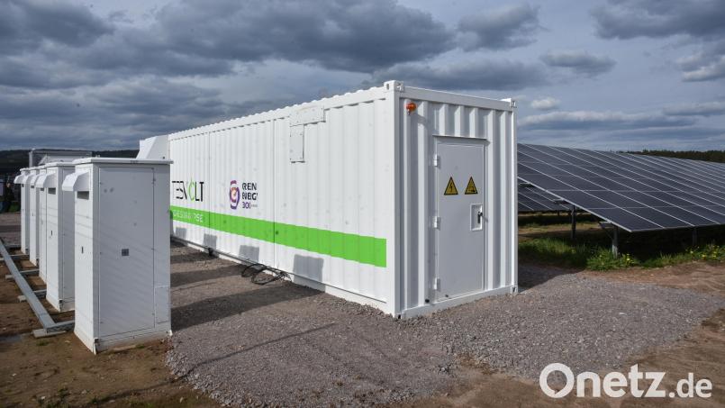 In dieser Art Schiffscontainer im Solarpark „Schnaittenbach II“ befindet sich das Herzstück der Anlage: der Batteriespeicher. Bild: Stephan Huber
