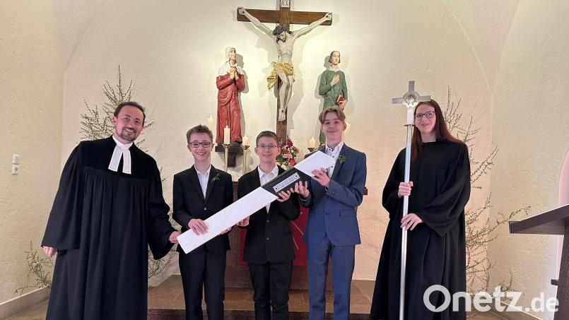 Pfarrer Stefan Fischer mit den Konfirmanden Tim Knorr, Leon Dolge, Jonathan Kern und Kreuzträgerin Jessica Schwinger (von links). Bild: wku