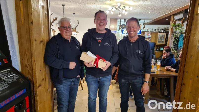Hilmar Zaus ist seit 25 Jahren bei der Theatergruppe aktiv. Herzlich dankten dafür Vorsitzender Jochen Erhardt (links) und Wolfgang Scherm (rechts). Bild: ld