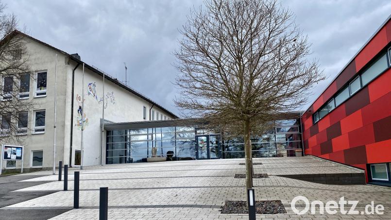 Die Sanierung der Grund- und Mittelschule kommt endlich voran. Weil sie sich viel länger als ursprünglich geplant hinzieht, blockiert sie eine Reihe anderer Projekte der Marktgemeinde. Archivbild: Eichl