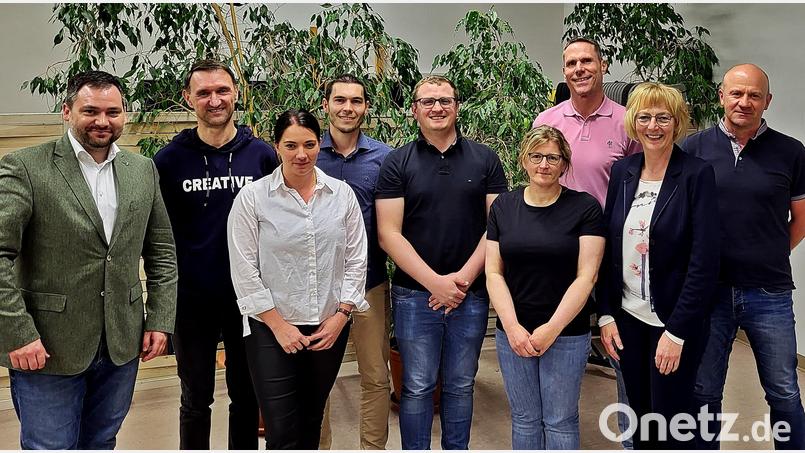 Bürgermeister Sebastian Hartl (von links) gratuliert dem neuen Vorstandsteam: Timo Kreuzer, Vorsitzende Sarah Wittmann, Lucas Bauer, Maximilian Hotek, Sandra Thaler. Ausgeschieden sind die Vorstände Andreas Hammer, Sigrid Ziegler und Josef Kellner. Bild: R. Kreuzer