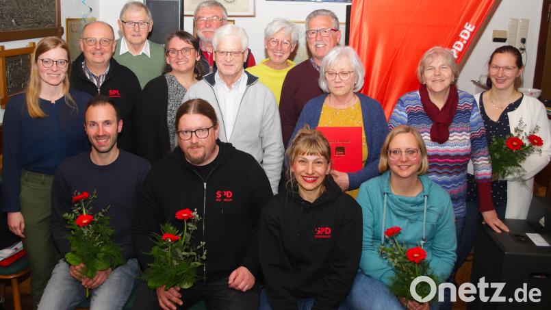 Die neue Führungsspitze der SPD Etzenricht, sitzend, von links Christian Beßenreuther, Ralf Teichmann, Monika Waldeck, Lena Rusch. Links, stehend, Kreisvorsitzende Nicole Bäumler und die Funktionsträger im Team der örtlichen SPD. Bild: war