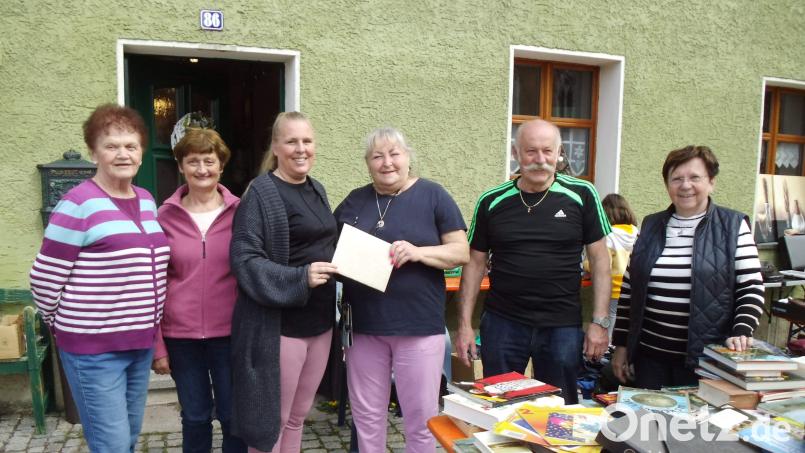 Ein kleines Jubiläum gab es beim FU-Flohmarkt zu feiern: Zum 25. Mal stellten Renée Ehringer-Hoffmann und ihre Ehemann Dieter ihren Innenhof, ihr Haus und den Vorplatz ihres Steingut-Museums für den Flohmarkt zur Verführung und ersparten so den An- und Abtransport der Waren zwischen den beiden Markttagen. Von links: FU-Ehrenvorsitzende Heidi Flierl, Köichl-Bäckerin und stellvertretende FU-Vorsitzende Rita Beck, FU-Vorsitzende Michaela Meier, Renée Ehringer-Hoffmann, Dieter Hoffmann und 2. Bürgermeisterin Bärbel Birner. Bild: u