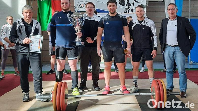 Die Mannschaft des 1. AC Weiden trug wesentlich zum Oberpfälzer Sieg beim Bayerncup der Gewichtheber bei. Von links Vereinsvorstand Lothar Schemmel, Ben Tisowsky, Daniel Pilz, Alexander Narr, Johannes Popel und Bernd Hornof, Vizepräsident des Landesverbands. Bild: Balke