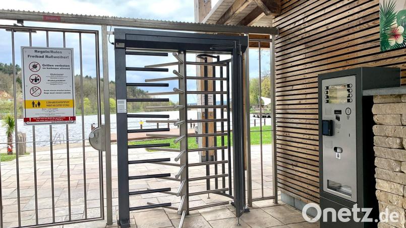 Wer ins Rußweiherbad möchte, kann sein Ticket künftig am Automaten lösen. Bild: Gabi Schönberger
