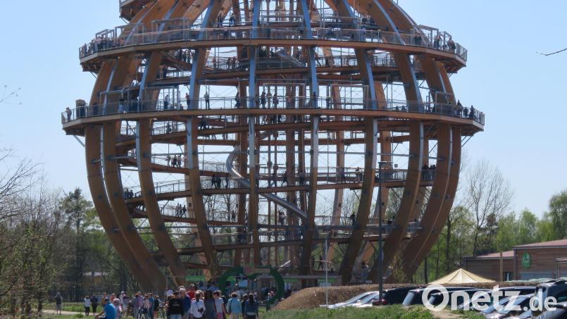 Die Erlebnis-Holzkugel am Steinberger See hat sich binnen weniger Jahre zum Touristen-Magnet entwickelt. Nun widmet sich einer ihrer &quot;Erfinder&quot; neuen Projekten. Bild: Gerhard Götz