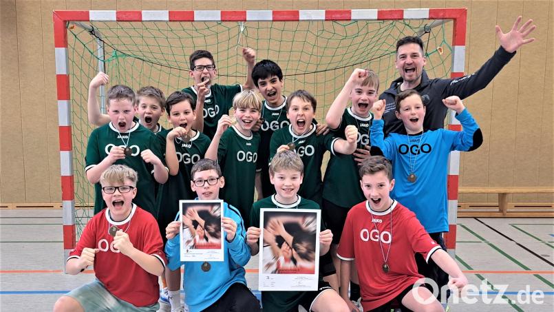 Groß war die Freude beim Handball-Team Jungen III und ihrem Betreuer Michael Teplitzky über den Titel „Dritter Bayerischer Handballmeister“ bei „Jugend trainiert für Olympia“. Bild: Georg Lang/exb