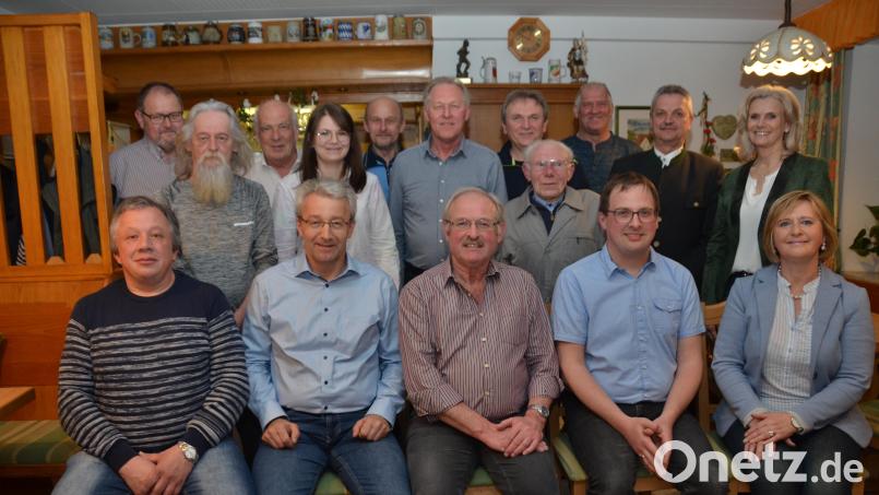 Martha Bauer, Christoph Gollwitzer und Georg Ertl (vorne, von rechts) führen den CSU-Ortsverband an. Pleysteins Zweite Bürgermeisterin Andrea Lang und Bürgermeister Andreas Wutzlhofer (hinten, von rechts) gingen auf Veränderungen in der politischen Wahrnehmung ein. Bild: dob