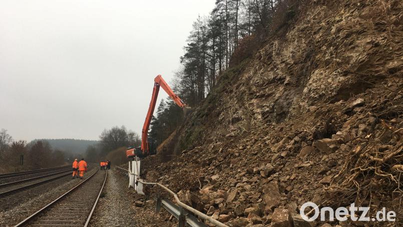 Ein Felssturz im Februar zog an der Straße zwischen Nabburg und Stulln eine Sperrung und aufwendige Arbeiten nach sich. Erst nach Vorliegen eines Gutachtens darf sie wieder befahren werden.. Archivbild: ihl