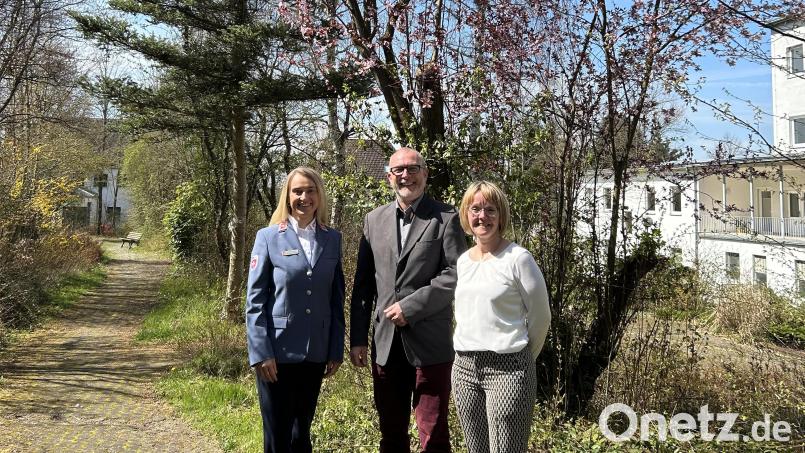 Das Hospiz St. Felix bekommt eine neue Geschäftsführung. Ab 1. Mai sitzt Matthias Matlachowski (Mitte) auf diesem Posten. Michaela Hutzler und Susanne Wagner begrüßen den neuen Kollegen. Bild: Andrea Stoch/exb