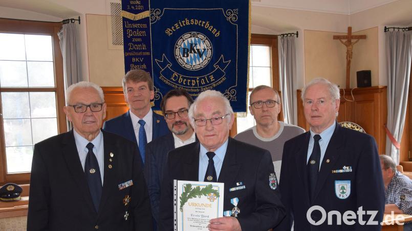 Die Bayerische Kameraden- und Soldatenvereinigung (BKV) hatte zur Bezirksversammlung nach Fichtenhof eingeladen (von links): Bezirksvorsitzender Josef Hartinger, Landratsstellvertreter Michael Rischke, Dario Vidojkovic (VDK), der Jubilar Erwin Biersl, 2. Bürgermeister Heinz Haubner und Josef Hauer (stellvertretender Bezirksvorsitzender). Bild: bö
