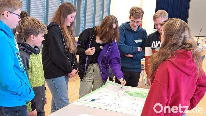 In der Zukunftswerkstatt in Erbendorf brachten die Jugendlichen ihre Vorschläge ein. Bild: Theresa Beer/Systep/exb