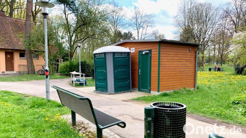 Die Toiletten beim Spielplatz in der Kurt-Schumacher-Anlage werden saniert, aber es steht eine mobile Toilette bereit. Sie ist die nächstgelegene am Wochenende und 1. Mai verfügbare Toilette vom Alten Rathaus aus. Bild: Gabi Schönberger