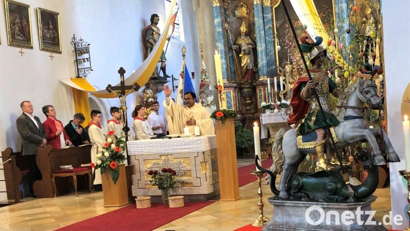 Die Statue des Drachentöters St. Georg wurde zum Patroziniumsgottesdienst mit Stadtpfarrer Robin Xavier im Altarraum abgestellt. Bild: ct