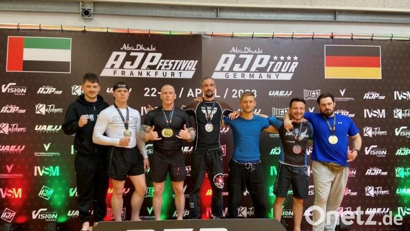 Die Kampfsportler Philipp Stevens (von links), Patrick Peterson, Matt Gallagher, Andreas Fachtan, Andreas Bühl, Jens Lehner und Alexander Williams von &quot;Stonewood Martial Arts&quot; (DJK Ebnath &amp; Grafenwöhr) nahmen an den &quot;AJP German Nationals&quot; in Frankfurt teil. Bild: Stonewood Martial Arts/exb