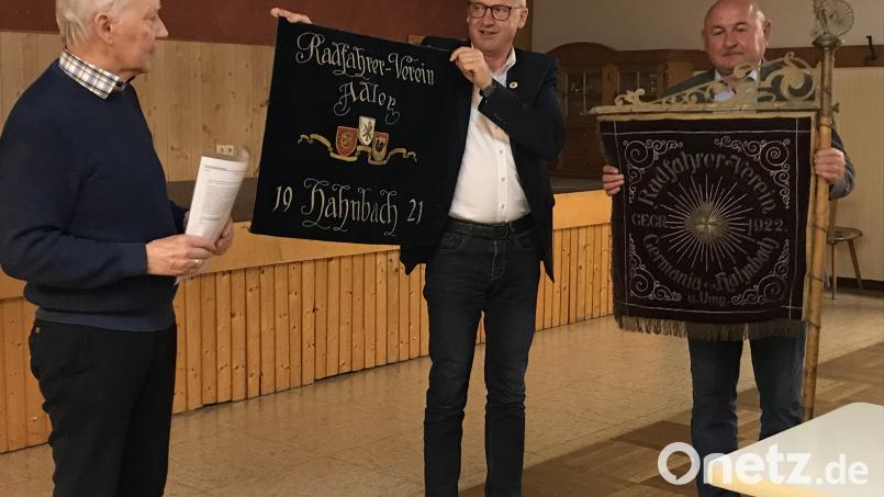 Kirchenpfleger Georg Münch brachte Bürgermeister Lindner und HKA-Vorsitzendem Georg Götz die Standarten der Radfahrervereine Adler und Concordia mit, die er im ehemaligen Kloster gefunden hat. Bild: mma