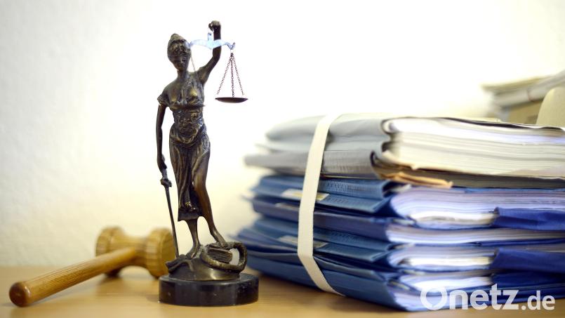 Die Große Strafkammer des Landgerichts Weiden verurteilte den 34-Jährigen, wegen bandenmäßiger Urkundenfälschung und Beihilfe zum gewerbsmäßigem Bandenbetrug in 23 Fällen. Symbolbild:  Volker Hartmann/dpa