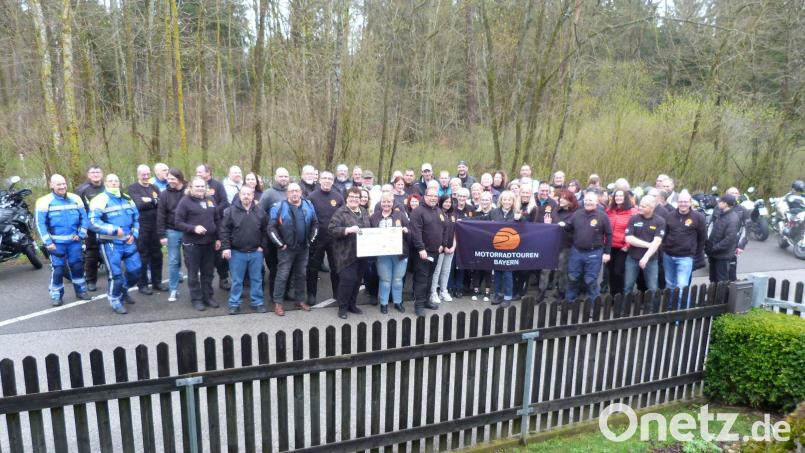 Karin Borchers bei der Übergabe des Spendenchecks in Höhe von 13.000 Euro zusammen mit den Mitgliedern der Gruppe Motorradtouren Bayern. Bild: Klinikum/Moosburger/exb