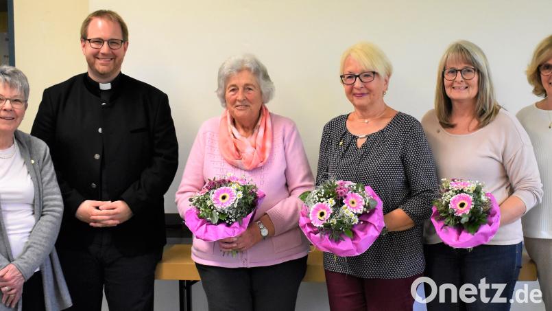 Doris Schreglmann (von rechts) bedankte sich bei den langjährigen Mitgliedern Anita Heßler, Johanna Wohlmann und Hildegard Dobmann. Bezirksvorsitzende Rita König und Pfarrer Daniel Fenk schlossen sich an. Bild: rgr