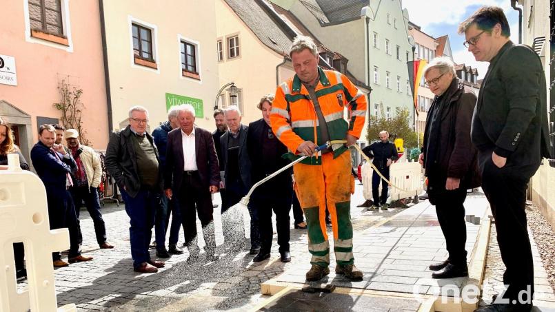 Ob die Steine auch rutschfest sind? Dank des Einsatzes von Bauhofmitarbeitern können die Mitglieder des Bauausschusses gemeinsam mit Baudezernent Oliver Seidel (ganz rechts) und Oberbürgermeister Jens Meyer (links, hinten) das bei einem Ortstermin in der Altstadt selbst überprüfen. Bild: Gabi Schönberger