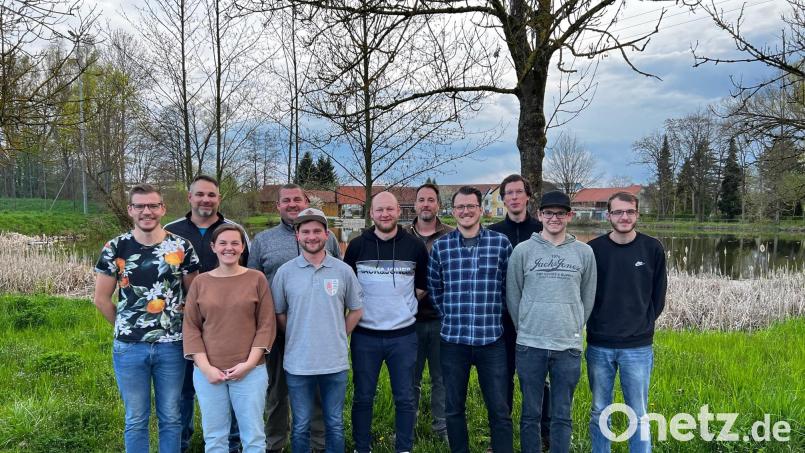 Eine komplett neue Führungsriege mit Tobias Christau (Vierter von rechts) an der Spitze wählt der Fischereivereins Hahnbach. Bild: mma