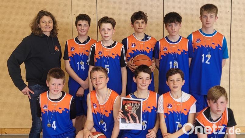 Das drittplatzierte Team mit Trainerin Barbara Meier (hinten von links), Rafael Lindner, Jakob Noster, Jonathan Bock, Fabian Zeitler und Vinzenz Schichtl sowie (vorne von links) Johannes Ott, Leon Böckl, Magnus Liebl, Julius Brunner und Kajetan Pozar. Auf dem Bild fehlen Timo Gerber und Vitus Kumeth. Bild: Barbara Meier/exb