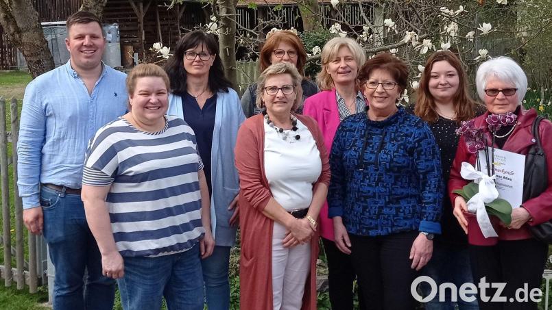 Der Ortsverband Schnaittenbach der Frauen-Union wählt einen neuen Vorstand (hinten, von links): CSU-Ortsvorsitzender Thomas Hottner, Frauen-Union-Kreisvorsitzende Birgit Barth, Beate Schwab, Vorsitzende Elisabeth Kraus und Melanie Ringer; (vorn, von links): Manuela Fronhofer, Monika Epp, Elli Schulze und die geehrte Marianne Adam. Bild: e