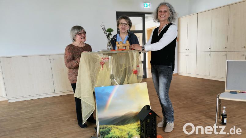 Das Team vom Trauercafé &quot;Regenbogenbrücke&quot; mit Rita Reiter (von links), Rita Köppl und Manuela Singer-Bartos erwartet die Teilnehmer. Bild: Portner