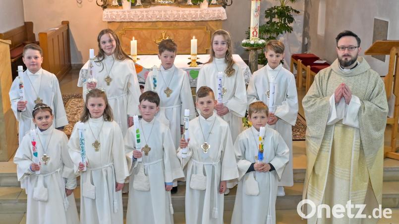 Zehn Kinder feiern in Ursensollen Erstkommunion. Bild: Siegfried Niebler/exb