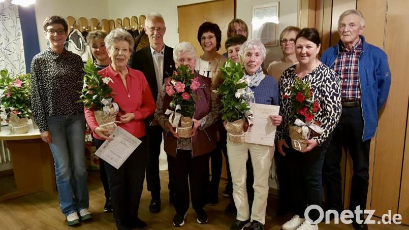 Bei der Jahreshauptversammlung des GOV Pullenried wurden einige Mitglieder für ihre langjährige Treue zum Verein geehrt. Bild: Niederdräing/exb