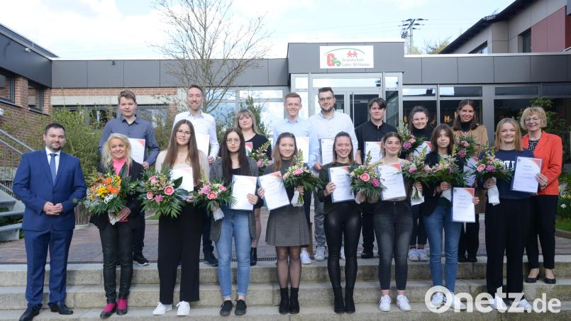 Bürgermeister Sebastian Hartl, Isolde Gewargis (von links) und Zweite Bürgermeisterin Sigrid Ziegler (rechts) überreichen den Dr.-Albert-Gewargis-Preis an 15 junge Leute für hervorragende schulische, berufliche und sportliche Leistungen. Bild: bey